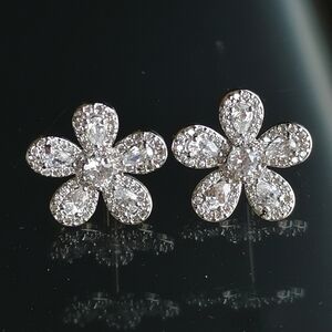 Sterling Silver CZ Daisy flower stud earrings 🆕
